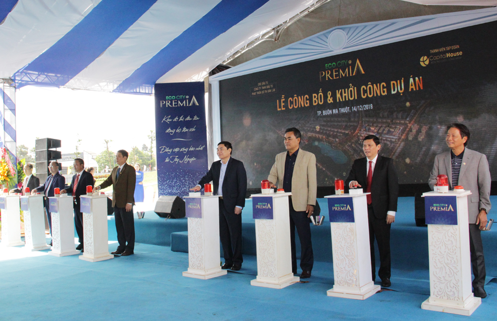 Các đại biểu bấm nút khởi công Dự án Ecocity Premia