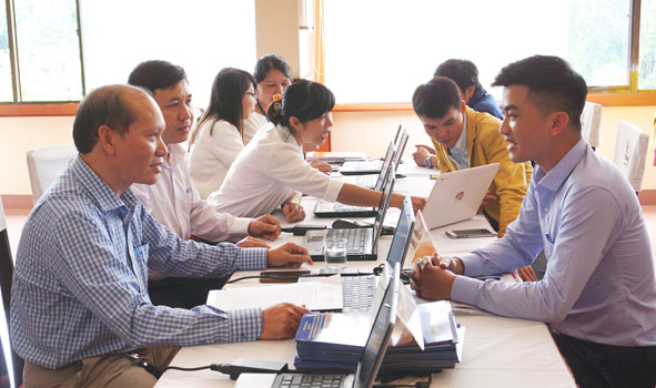 Cán bộ Phòng Tuyên truyền và Hỗ trợ người nộp thuế (Cục Thuế tỉnh) tư vấn về chính sách thuế cho các DN khởi nghiệp.  