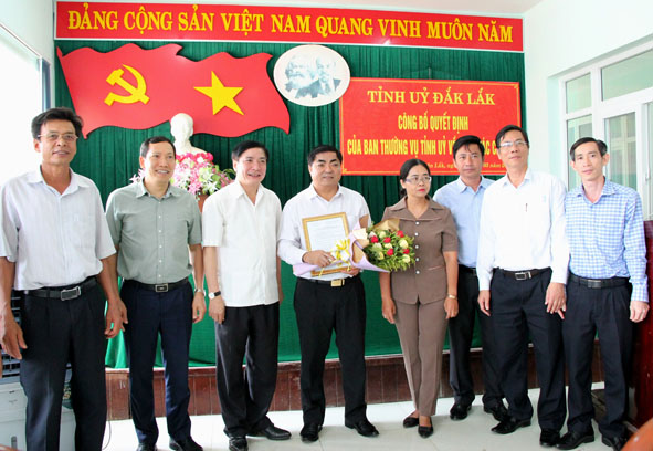 Ủy viên Trung ương Đảng, Bí thư Tỉnh ủy Bùi Văn Cường cùng lãnh đạo tỉnh và huyện Lắk trao quyết định  và chúc mừng tân Bí thư Huyện ủy Lắk Võ Ngọc Tuyên.